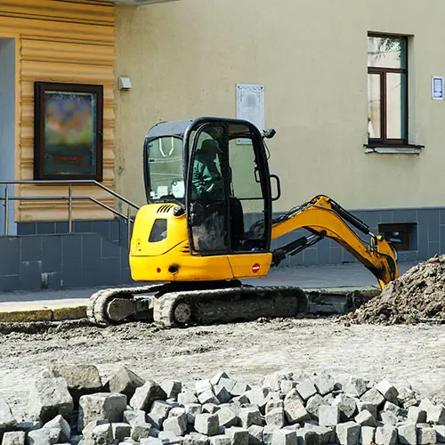 Minibagger hebt einen Graben aus