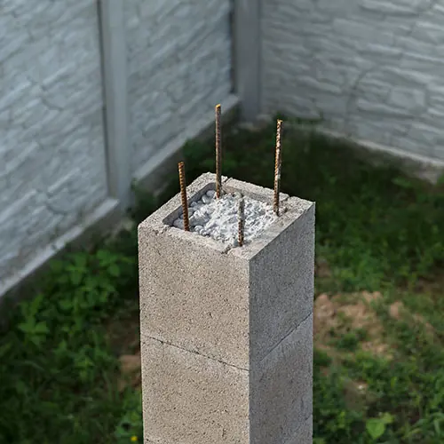 Betonfundament mit Stahlbewehrung für einen Zaunpfosten